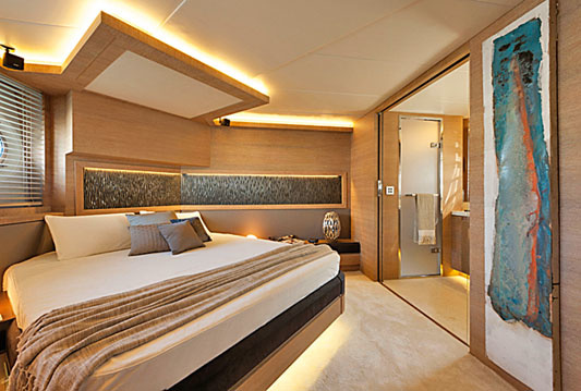 The bed in the master suite is at an angle of 45 degrees. This gives the room extra space and makes it more informal.