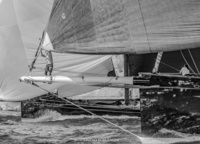 Боумен работает на носу Hetairos, крупнейшей лодки флота и победителя регаты St. Barth Bucket 2019. Жаль, что черно-белый снимок не передает удивительный темно-зеленый цвет корпуса этой яхты. На этом кадре Hetairos соревнуется с MySong.