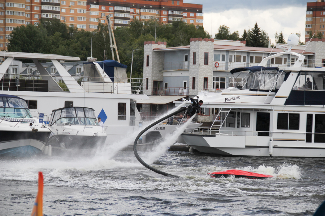 At the «Water World» Fair, there was something to do for visitors of all ages. Jetlev-Flyer athletes with jet hydrants behind their backs wrote out intricate pirouettes over the water of the Klyazma reservoir, and a children's animation program for kids worked at the exhibition.