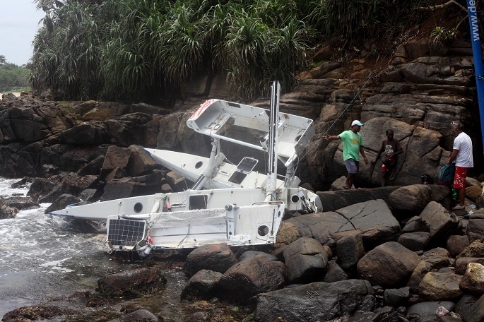 Broken catamaran Louloutte  