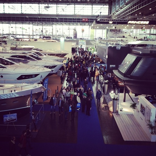 The largest motor boats are located in Pavilion 6: Princess, Sunseeker, Ferretti, Dominator, Riva and other luxury brands. Photo: @seboboy