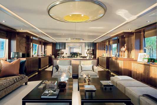 The upper deck saloon has a relaxed atmosphere: a piano in front of the bar and three impressive sofas in front of the plasma panel.