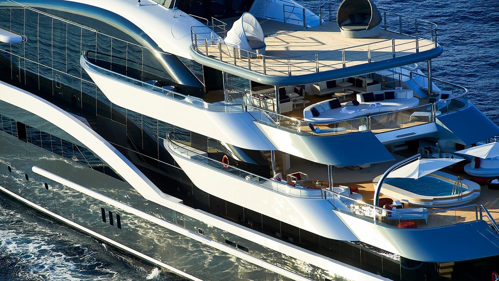 See what happens: the superstructure alone has 390 square meters of glass, not counting the doors and windows of the body. Fragile panels of 1.8x3 meters each are planted on glue, without any mechanical fasteners. So what is on both sides of the looking-glass on board Oceanco DAR? The journey begins!