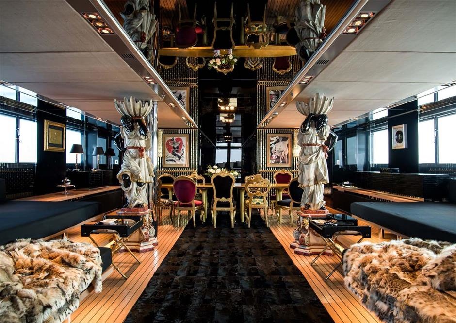 Дизайнеры Lazzarini Pickering Architetti расстарались для отцов Dolce & Gabbana. Обычное кресло — не кресло, а королевский трон, весь покрытый золотом. Статуи темнокожих туземцев с большими кувшинами на плечах подпирают потолок. В материалах отделки — норка, каракуль, кожа крокодила и угря. 