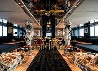 Дизайнеры Lazzarini Pickering Architetti расстарались для отцов Dolce & Gabbana. Обычное кресло — не кресло, а королевский трон, весь покрытый золотом. Статуи темнокожих туземцев с большими кувшинами на плечах подпирают потолок. В материалах отделки — норка, каракуль, кожа крокодила и угря. 