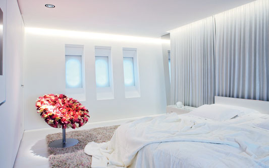 The chair from Tokujin Yoshioka stands out brightly in the master cabin.