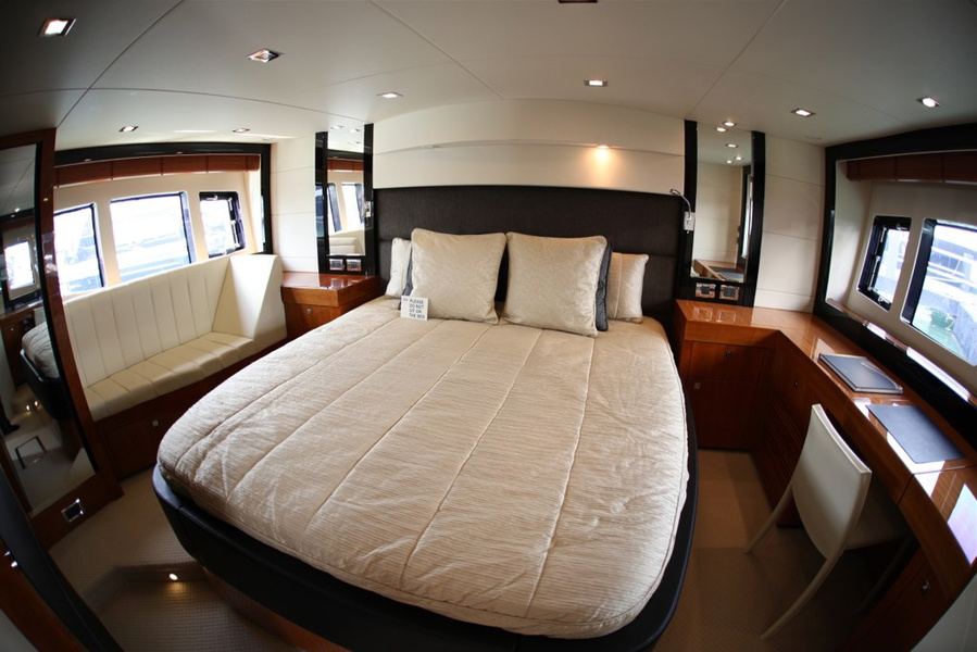 Sunseeker - with transparent. And it's as round as a magnifying glass, and how mercilessly the sun roasts under it! The broker reacted funny: the client complains about the wrong hatch. The broker's eyes become much bigger at once and start just to radiate crystal honesty.