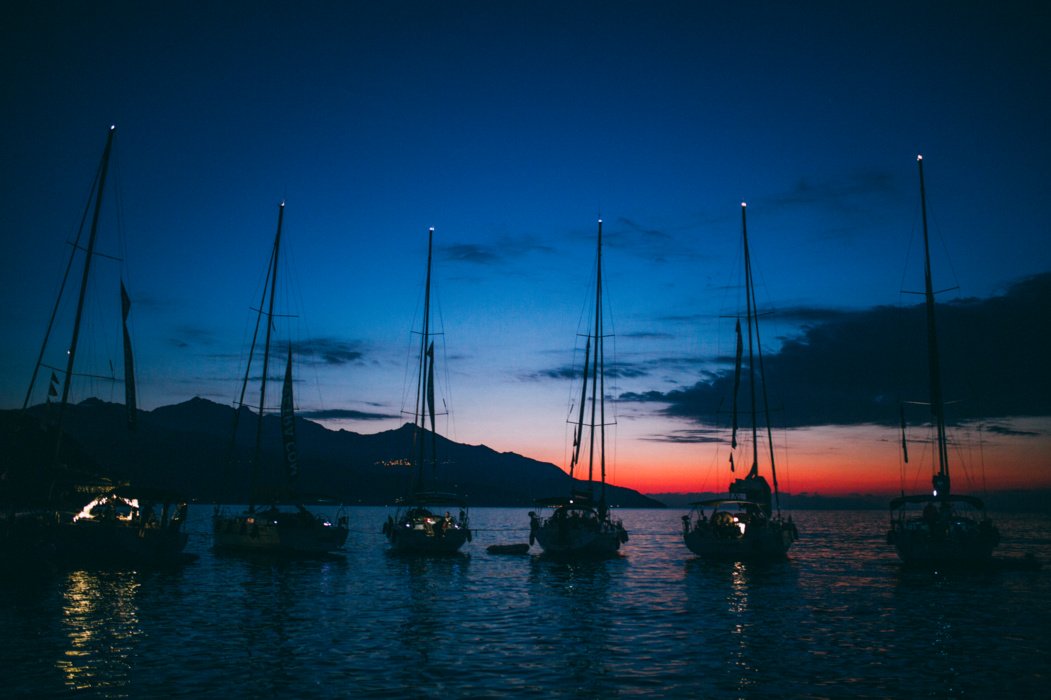 Sometimes we choose a quiet bay and anchor in it, sleep under the quiet sound of the waves.