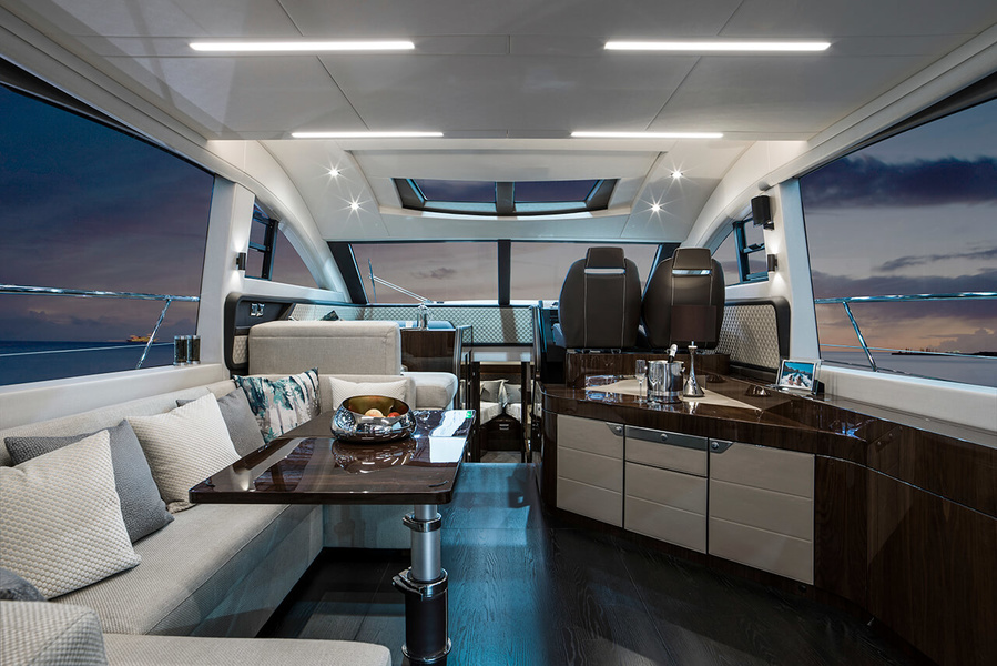 Салон Fairline Squadron 53