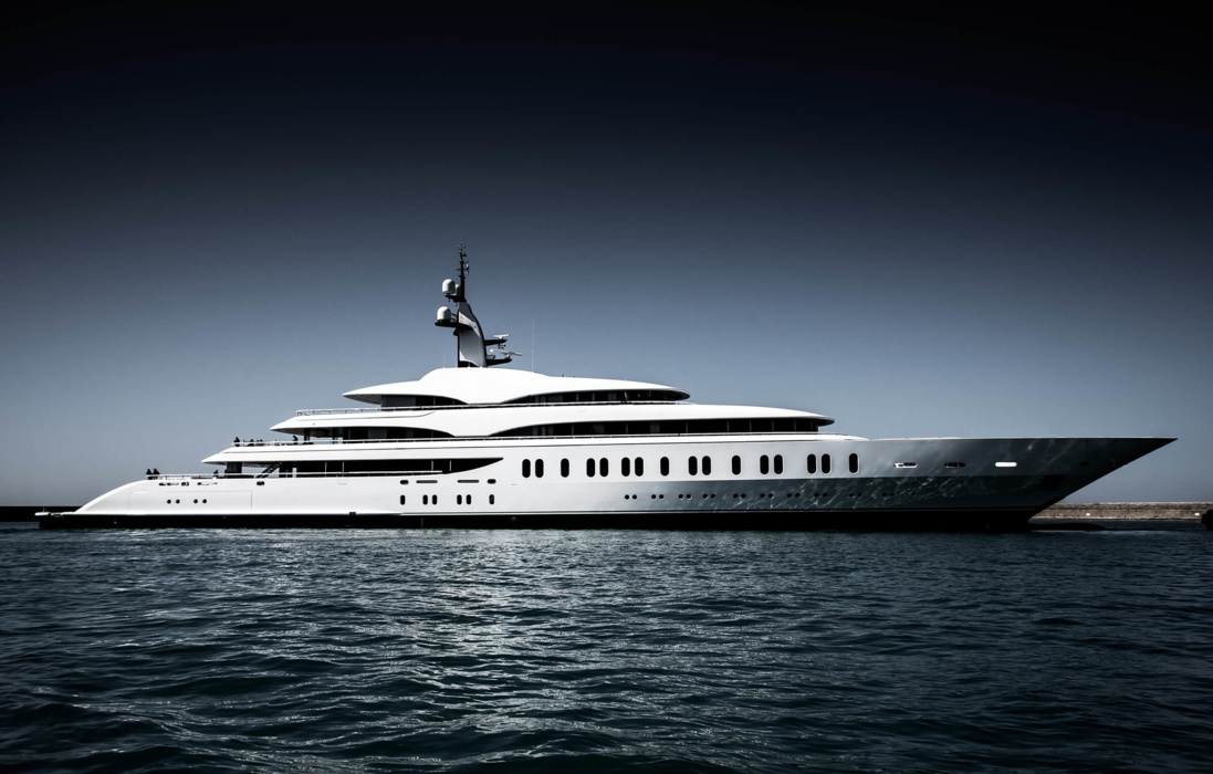 In 2019 Benetti launched three yachts over 100 meters long. IJE (aka FB 275) was completed last but was the largest of them. The lucky owner of the boat was Australian billionaire media magnate James Packer. IJE photo outside from different angles is enough. But what she looks like inside Benetti is not shown. But the open spaces of IJE are one of her business cards at least elementary at the expense of its area - as much as 1000 square meters.