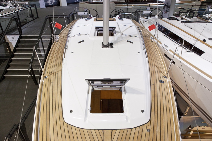 Smoothly descending aft deck of Jeanneau Sun Odyssey 349.