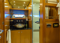 Each cabin, not to mention the owners' choir, has a private bathroom in marble with stylish bowl washbasins.