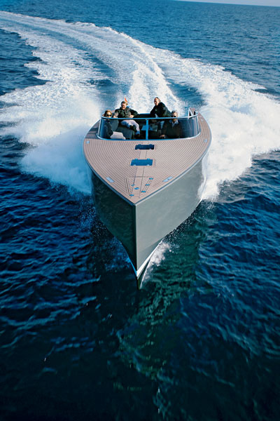 From a distance, Van Dutch 40 seems to be teaked from the nose to the stern.