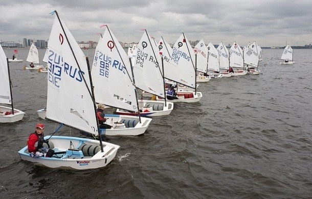«Optimists» at the start: you can clearly see how much shorter the sprints are than the gaff