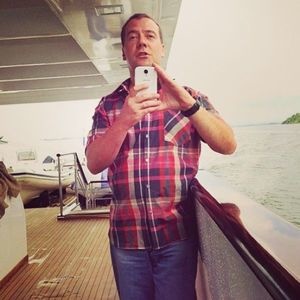 Поза премьера