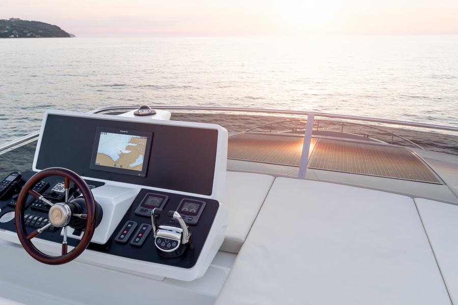 Control post on the flybridge