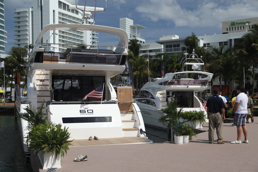 "Princesses" is not bad, but I liked less Sunseekers. Ah, there are no pictures, but still: Fairline is also not very stitched, too minimalistic in terms of interior. Or rather, Main Cabin Azimut is minimalistic. And Fairline's is boring!