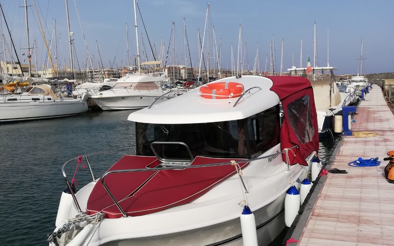 Manara 21 Pilothouse