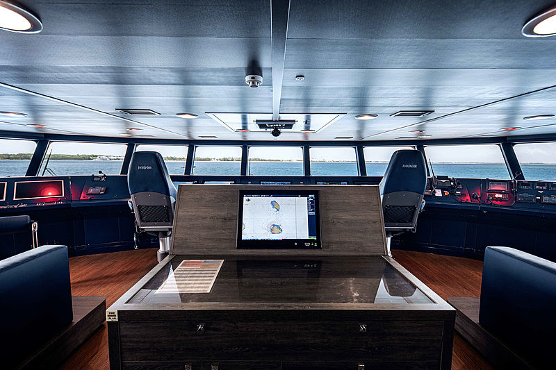 «Hodor» can reach a top speed of 22.5 knots and can travel 5,500 nautical miles at 14 knots. At the same time, it is very economical: its multihull design allows it to consume about 40% less fuel. A special exhaust aftertreatment system that meets the IMO Tier 3 standard reduces emissions. Apart from the two Humphree interceptors, which reduce swinging during riding, there are no additional stabilization systems on the catamaran - the hull itself provides sufficient stability.