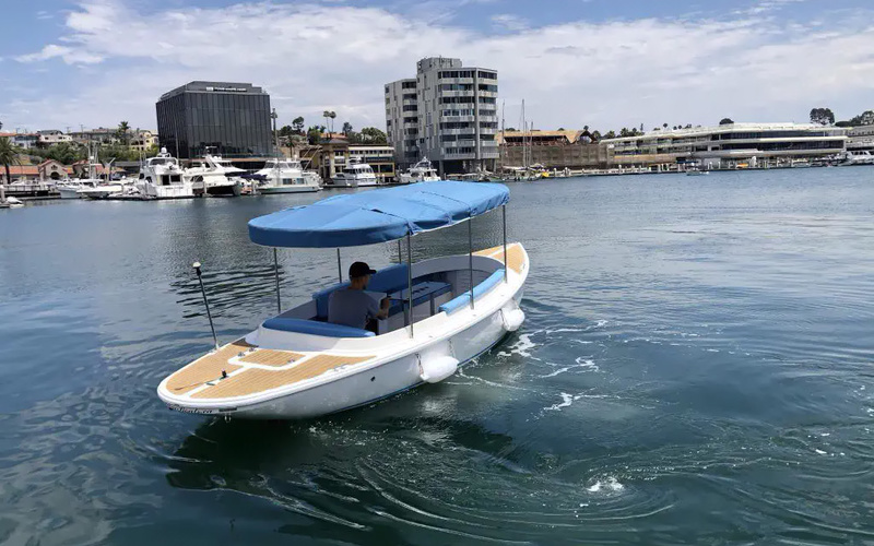 Vision Marine Technologies Fantail 217