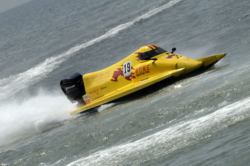 German Stefan Hagin said goodbye to the race on the first day in a car accident and reduced the yellow ranks to three.