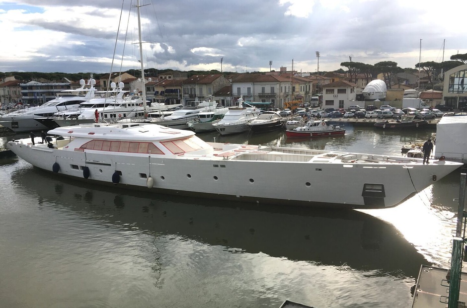 Perini Navi Katana