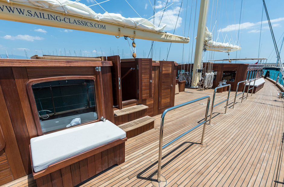 Ark Yacht Rhea