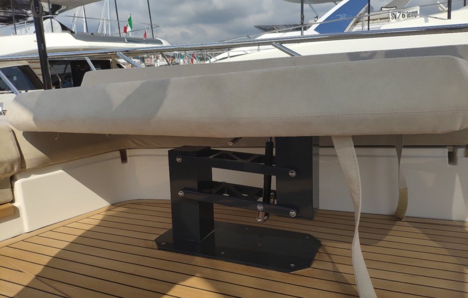  Sun lounger lifting mechanism on the forward rest area of the Ferretti 670