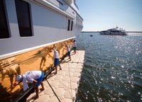 Огромное преимущество обращения к LuxWrap — отсутствие надобности в перегоне лодки к мастерам. Благодаря собственным плавучим докам они сами прибудут в любую точку Европы и выполнят всё от начала и до конца практически без посторонней помощи.