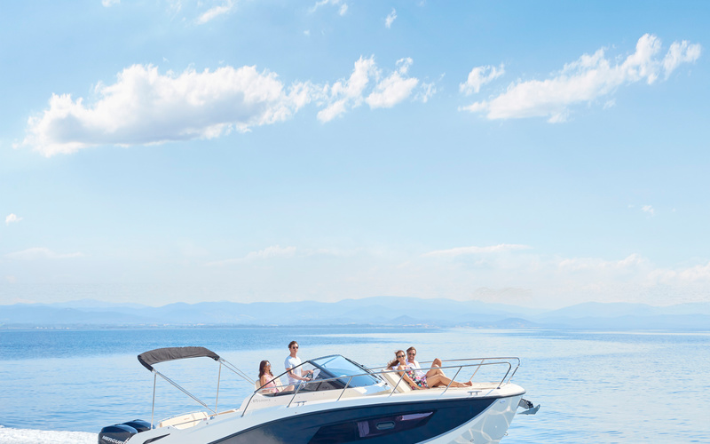 Quicksilver Activ 875 Sundeck