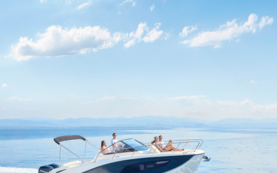 Quicksilver Activ 875 Sundeck