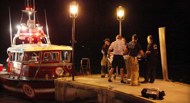 Rescuers are evacuating the wounded.
