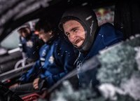 Француз Тома Траверса (Thomas Traversa) греется в машине в ожидании своей очереди.