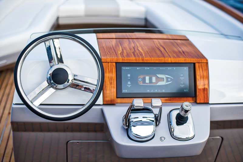 На 28-футовом электрическом катере Dasher от Hinkley Yachts 3D-печать была использована для изготовления деталей приборной панели и всей фурнитуры из титана.