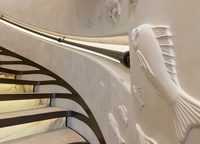 «Sea and sea, the world is bottomless...» Surprisingly, despite the fact that the interiors were not taken care of by Louise de Basto, and another designer - Valentina Zannier, a single «water» style managed to withstand just fine. Look at these stucco fish. Not sharks, of course, but nothing either.
