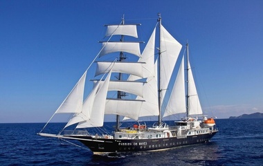 Segel Masten Yachten Running on Waves