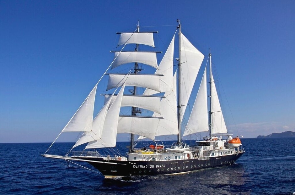 Segel Masten Yachten  Running on Waves