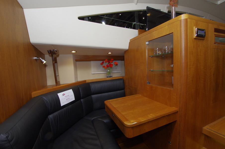Salon: "coffee" table