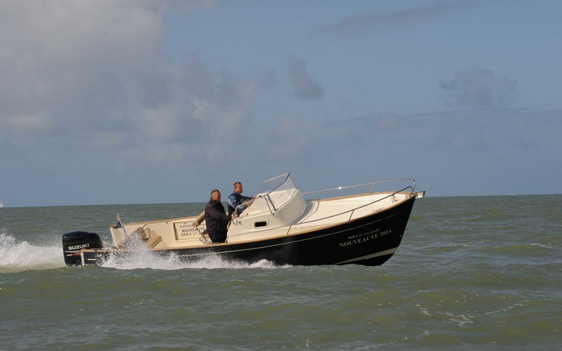 Rhea 27 Escapade