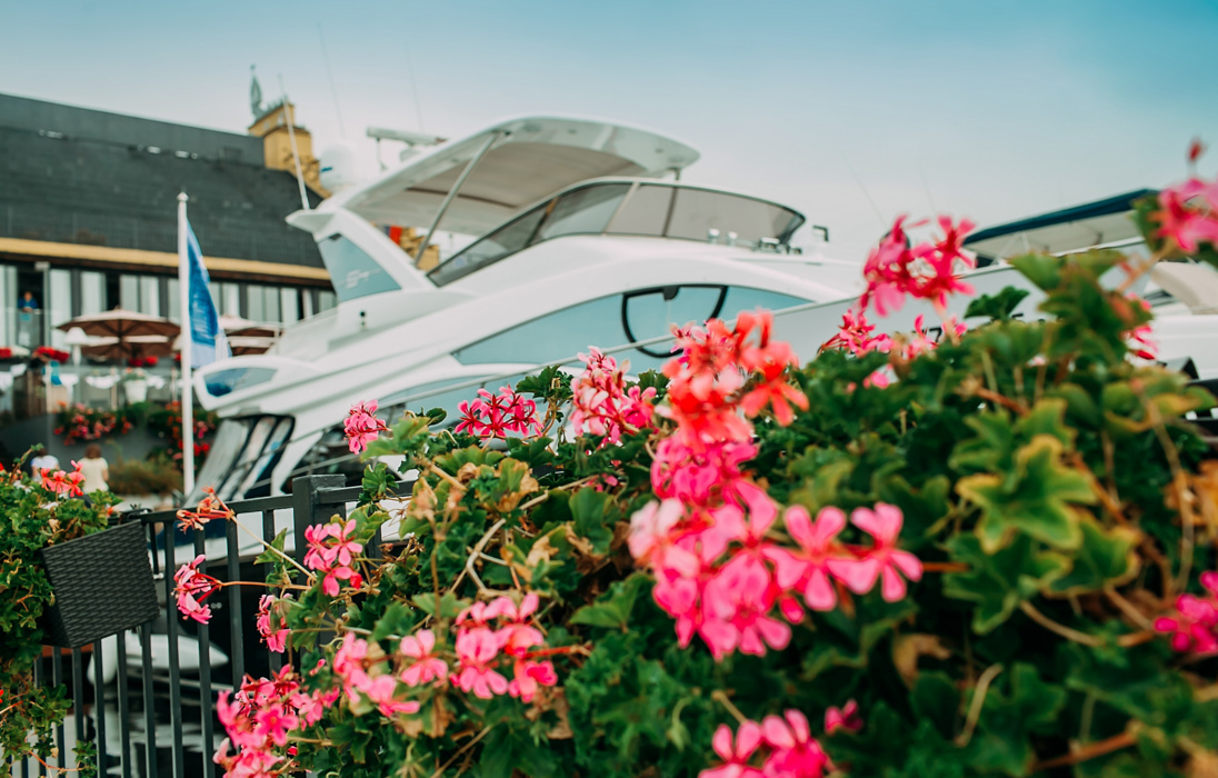 Azimut 54 pf за цветочной кадкой ресторана Vodный.
