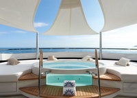 The upper deck is entirely at the owner's disposal. There is a terrace overlooking the bow of the boat and a Jacuzzi. Surely it has been noticed that the furniture on the open areas is exceptionally light, the teak decks are also warm in shades - nothing should interfere with the relaxed sunbathing.