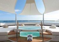 The upper deck is entirely at the owner's disposal. There is a terrace overlooking the bow of the boat and a Jacuzzi. Surely it has been noticed that the furniture on the open areas is exceptionally light, the teak decks are also warm in shades - nothing should interfere with the relaxed sunbathing.