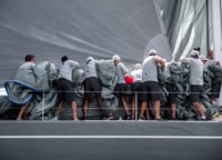 Когда нужно достать или убрать спинакер, каждая пара рук дорога. За работой фотограф поймал, судя по всему, команду Silvertip.