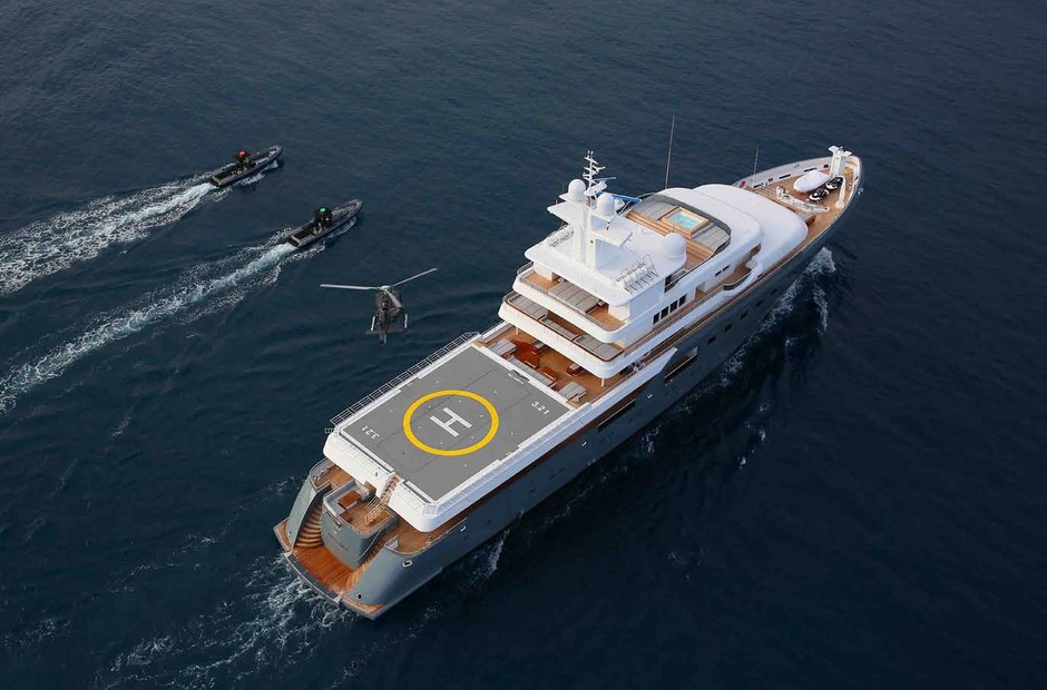 What yacht are the heroes «of Dovod» Christopher Nolan resting on?