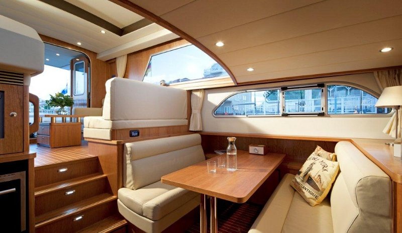 Linssen Range Cruiser 430 Sedan Wheelhouse