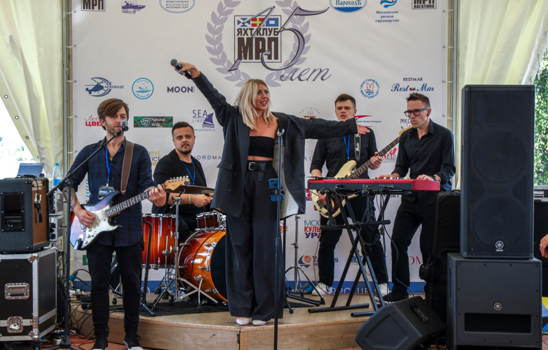 In the days of the «Water World» fair a concert with participation of famous artists of different genres was held at the International Yachting Port. 