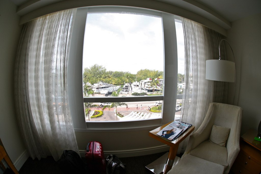 The previous hotel did not let me extend the reservation. Fine, the next day was a motor show, and it was in Miami Beach. We booked an occasional hotel with Hotwire - got a spinning Fontainebleau, and even right in front of the exhibition :).