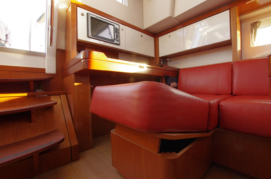 The navigator's seat can be elevated.