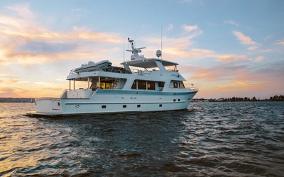 Outer Reef 880 Cockpit Motoryacht