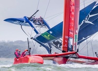 «Из-за плохой погоды регату SailGP в Каусе пришлось сократить до одного гоночного дня. Меня наняла американская команда. Лодки рванули вперед со стартовой линии, обогнули первый знак, и я с ужасом наблюдал, как парни медленно переворачиваются спустя считанные секунды после начала гонки» — рассказывает Роман.